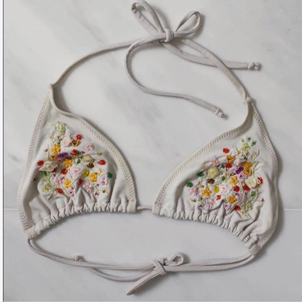 Bikini top with floral detail👙